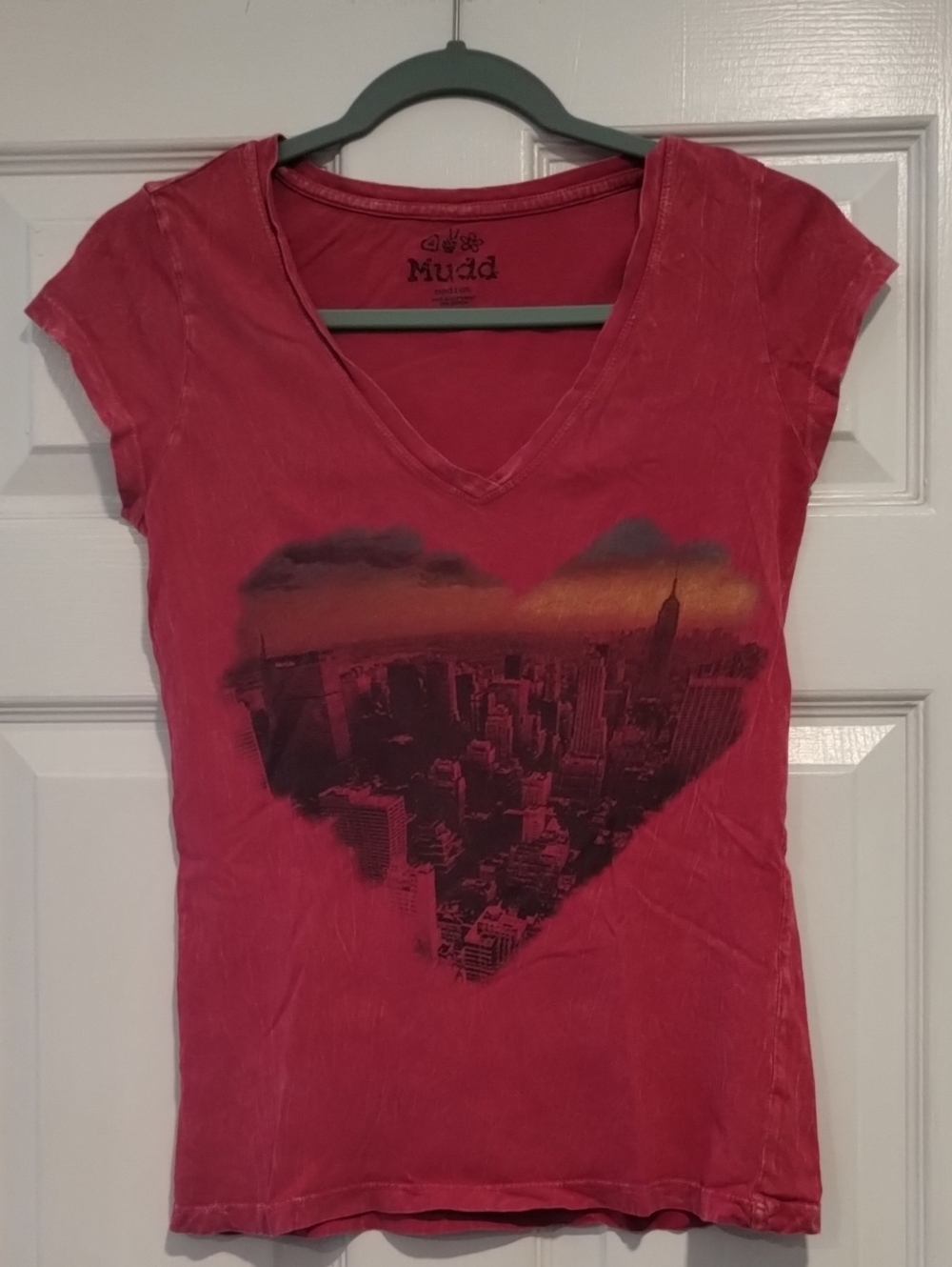 Y2K Mudd V-Neck Short Sleeve Graphic Tee with City Heart.    (200)